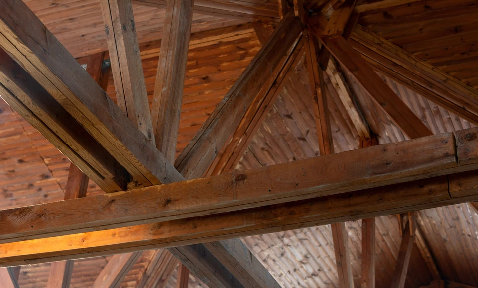 Couvreur professionnel installant des tuiles métalliques sur une toiture résidentielle