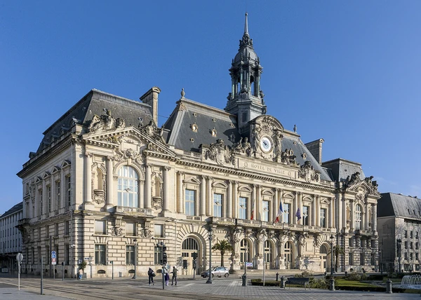 Photographie professionnelle de haute qualité montrant une façade de maison résidentielle avec une toiture en ardoise ardoise fraîchement rénovée, mise en lumière par un éclairage naturel, située dans un environnement urbain ou périurbain typique du Val de Loire avec des maisons voisines visibles, illustrant le type de travail de rénovation de toiture effectué par MMCC auprès de particuliers propriétaires.